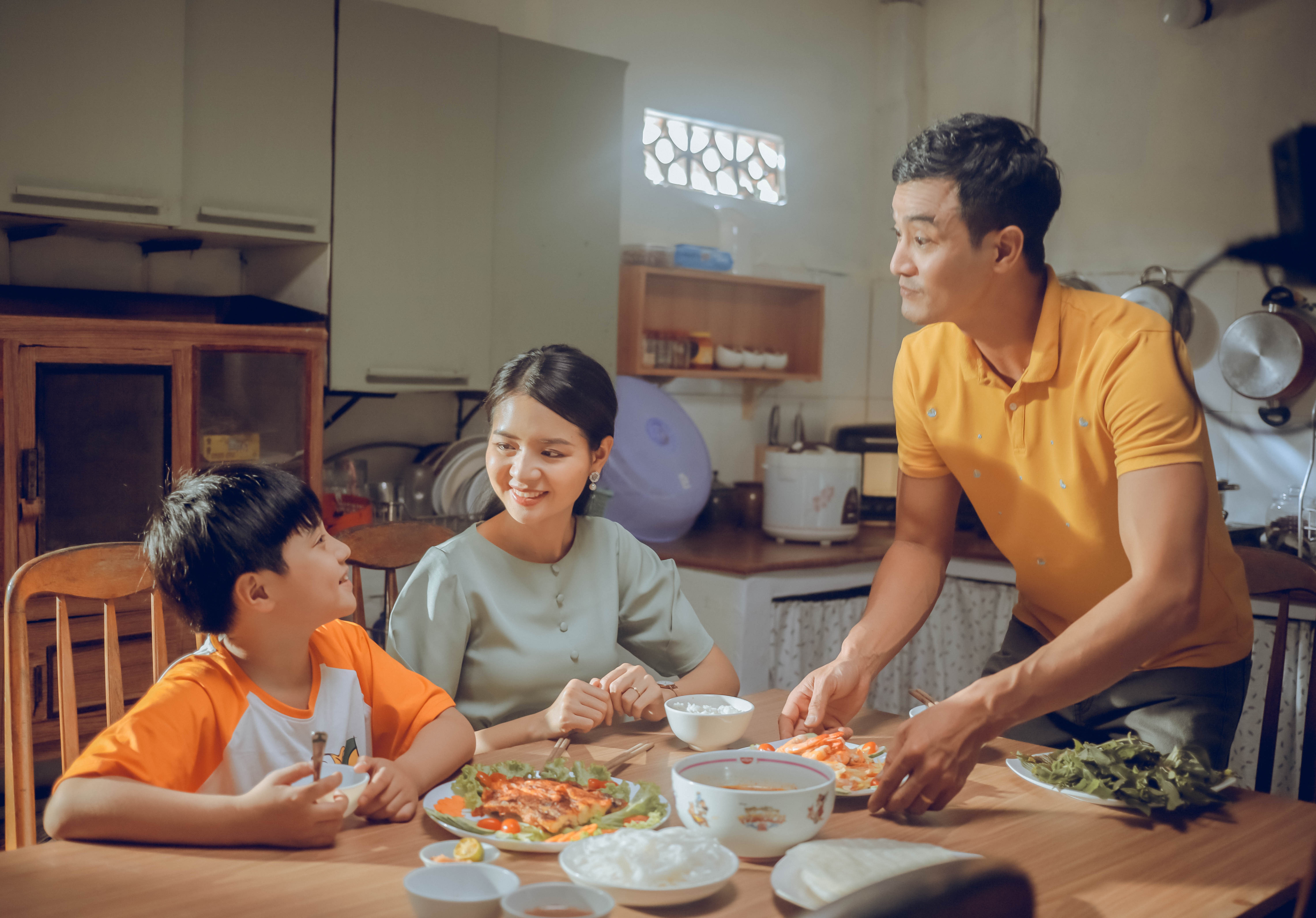 Tinh cam gia dinh dich thuc trong phim ngan 'Tiem an hanh phuc' hinh anh