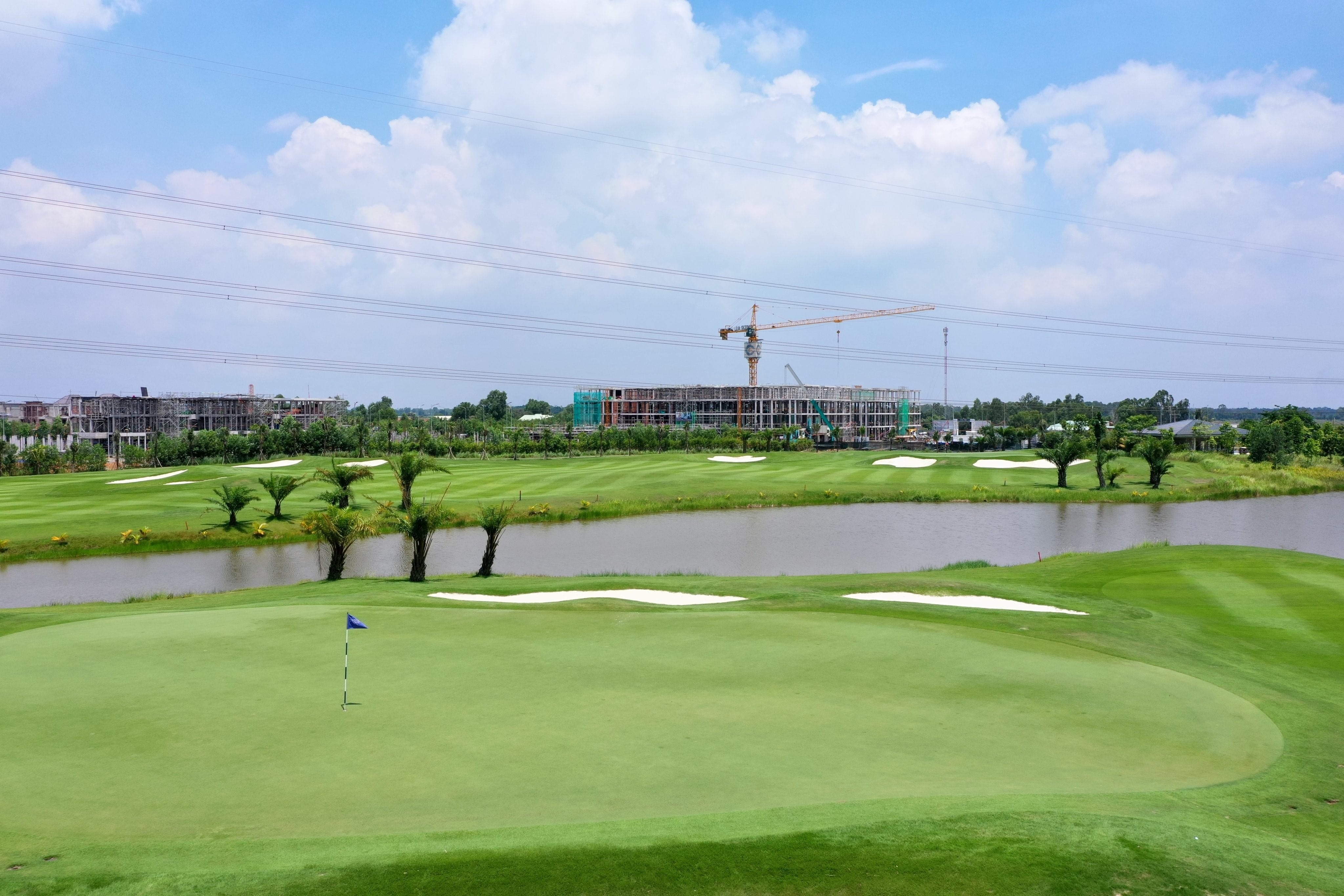 Lang sinh thai golf Green Center anh 2