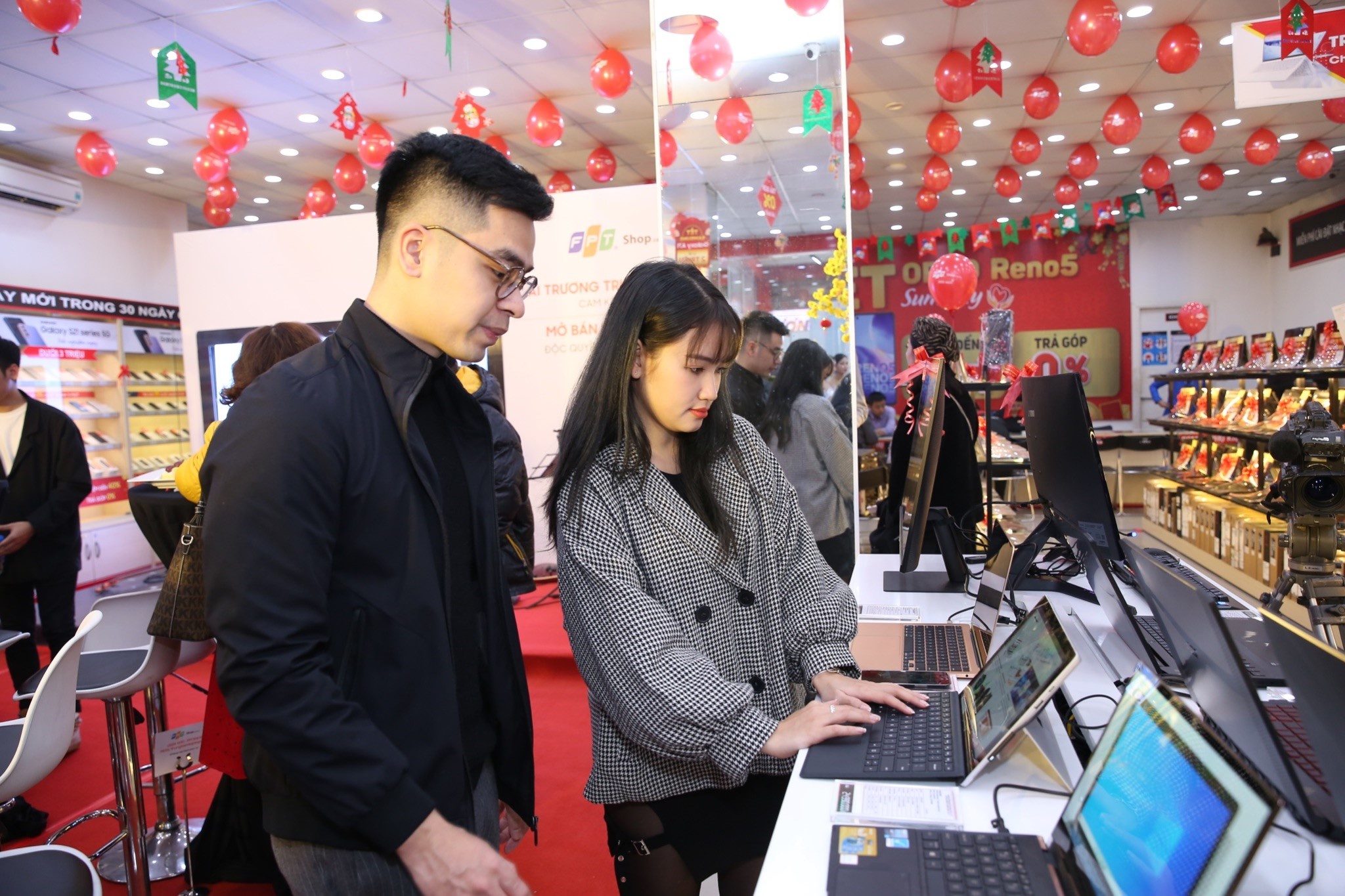 Khuyen mai laptop FPT Shop anh 2