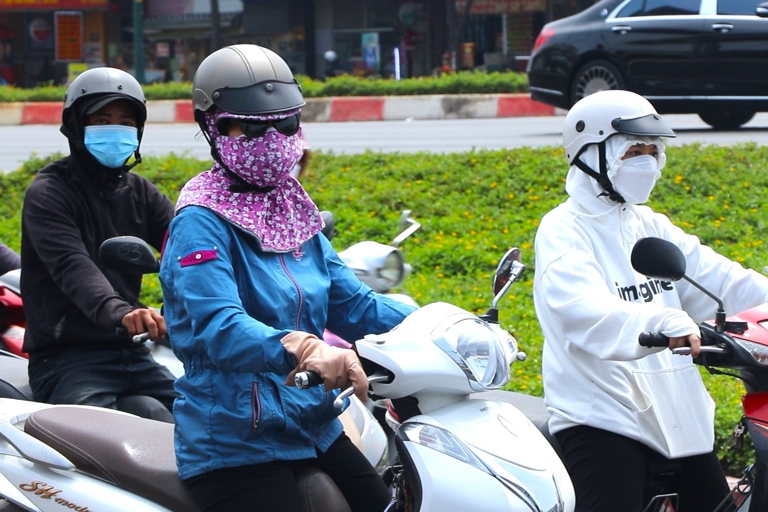 Ao chong nang - vat bat ly than cua nguoi dan mua nong hinh anh