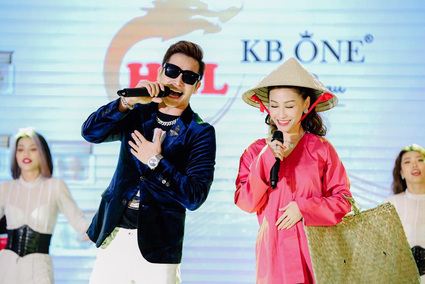 Vinh Thuyen Kim dien ao ba ba, gay bat ngo tren san khau hinh anh