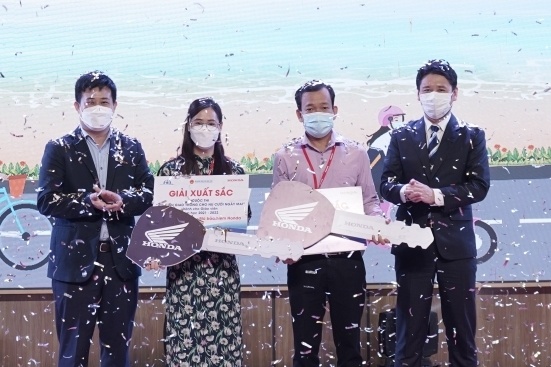 Trao hon 3.000 giai thuong tai cuoc thi 'ATGT cho nu cuoi ngay mai' hinh anh