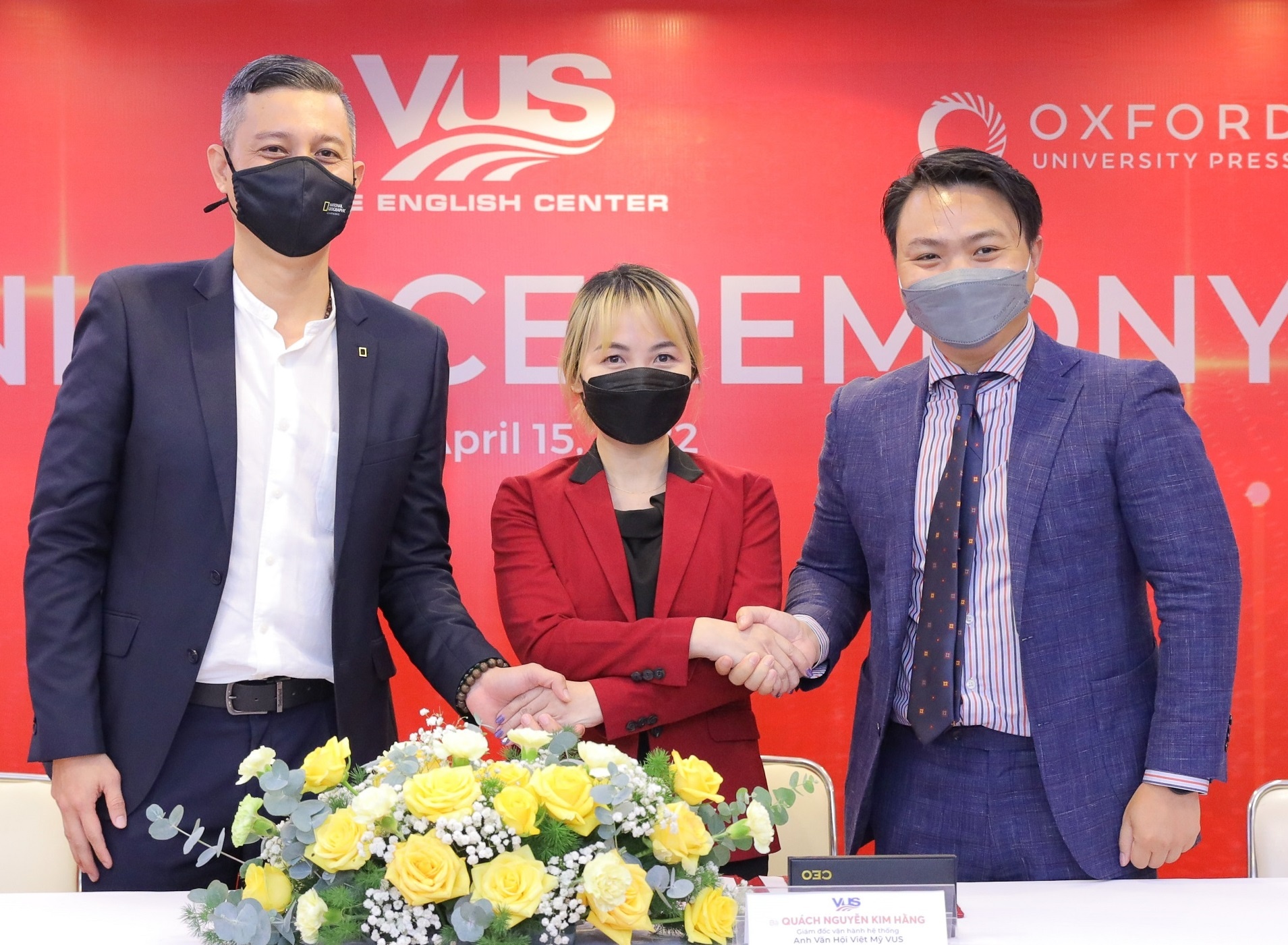 VUS bat tay hai nha xuat ban ra mat khoa hoc moi cho thieu nien Viet hinh anh