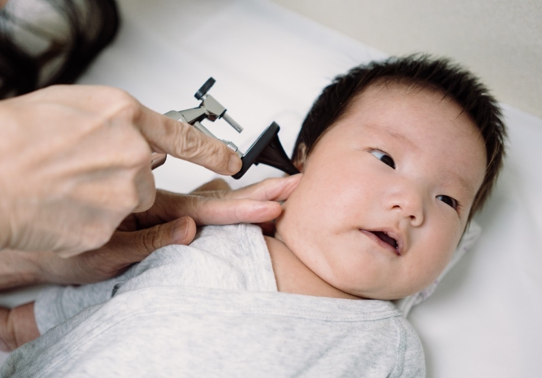 Viem tai giua co the gay mat thinh luc o tre hinh anh