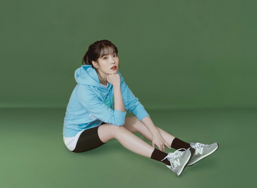 Doi sneakers di cung IU trong nhieu su kien hinh anh