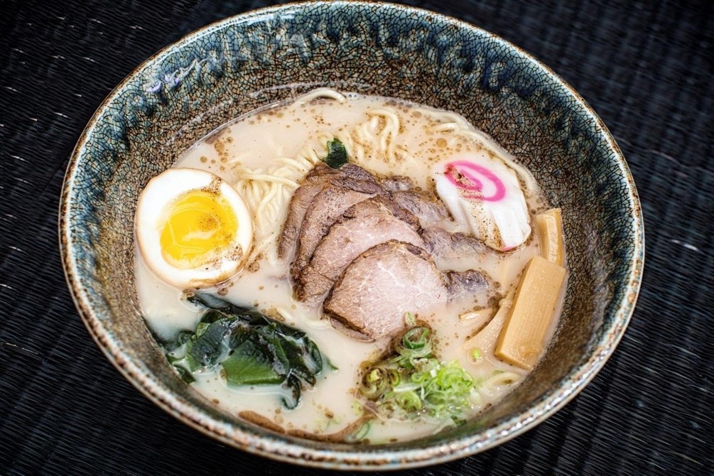 Thuong thuc mi Reeva vi ramen Tonkotsu tru danh Nhat Ban hinh anh