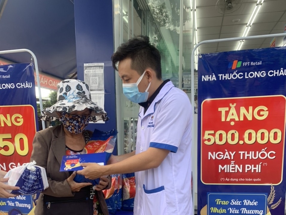 FPT Long Chau tang 500.000 ngay thuoc cho nguoi kho khan hinh anh
