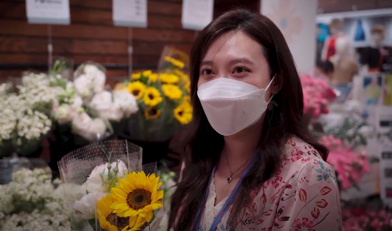 Khai truong o Saigon Centre ngay 22/4, Uniqlo tang bua sang cho khach hinh anh