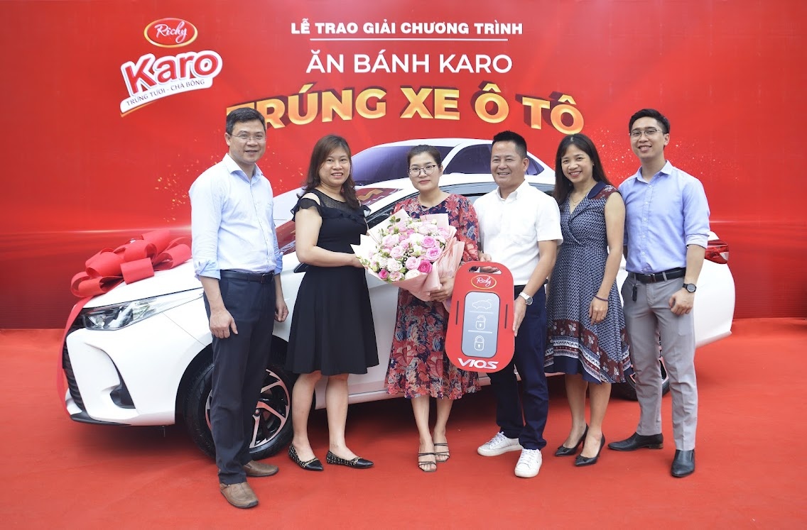 Khach hang dau tien trung oto Toyota Vios khi mua banh Karo hinh anh