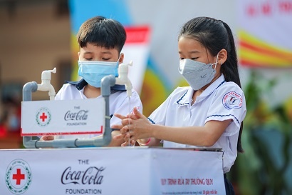 Quy Coca-Cola nang cao nhan thuc ve phong chong Covid-19 tai TP.HCM hinh anh