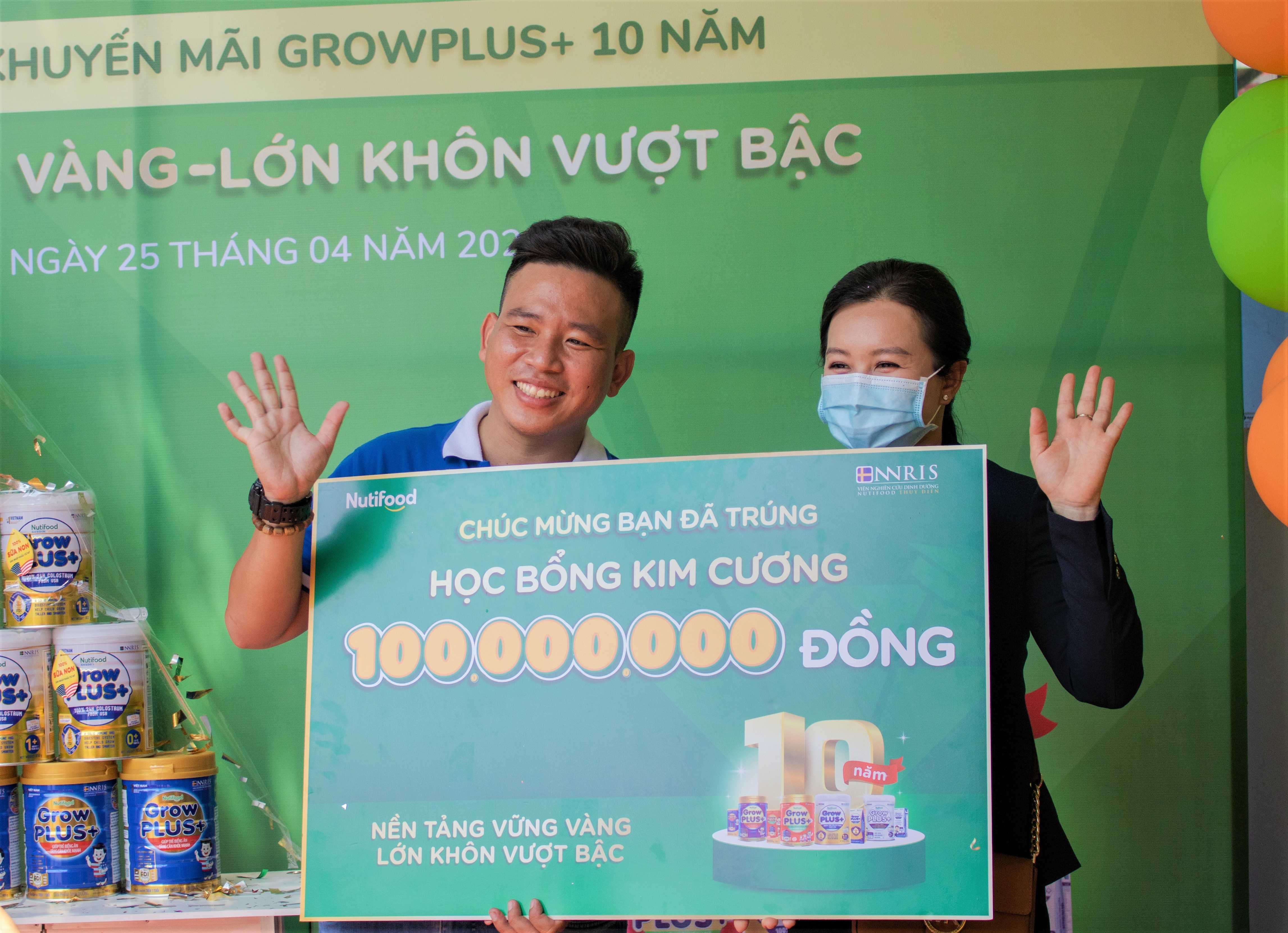 Nutifood trao hoc bong 100 trieu dong cho khach hang dau tien hinh anh