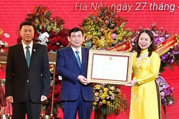 BIDV don nhan loat phan thuong nhan ky niem 65 nam thanh lap hinh anh