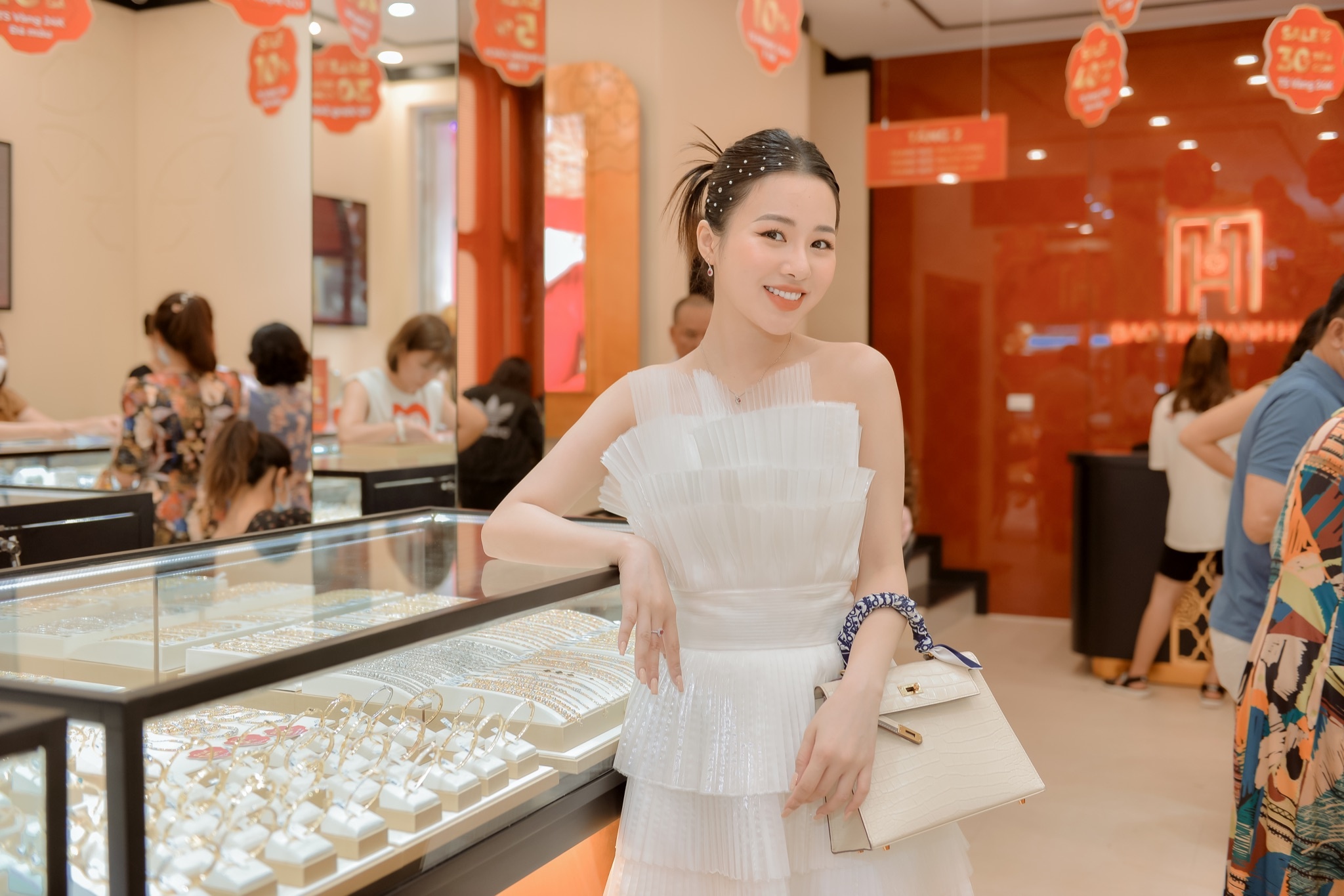 vang bac da quy,  Bao Tin Manh Hai anh 3