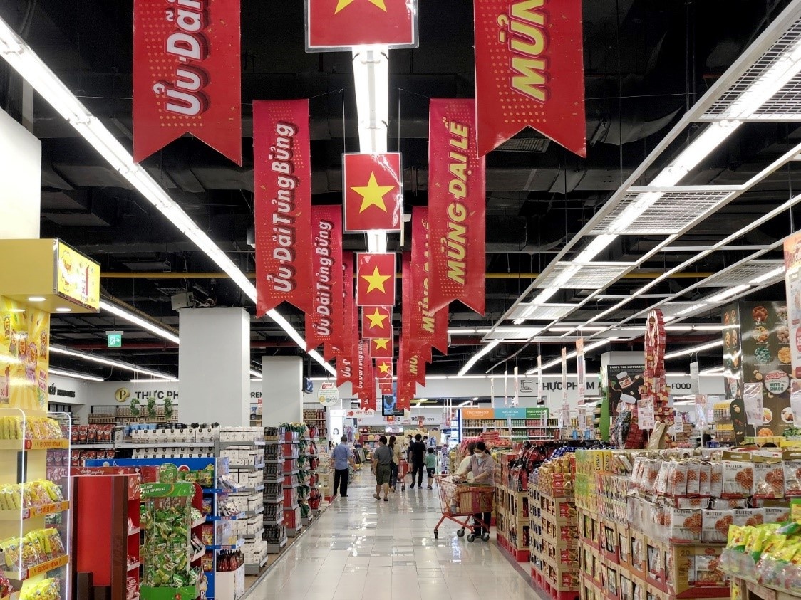 Khach mua sam tai Lotte Mart dip 30/4 duoc tang ve xem phim hinh anh