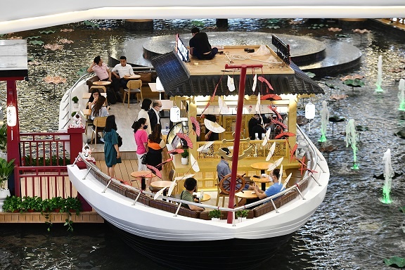 Ben trong TTTM Vincom Mega Mall Smart City vua khai truong hinh anh