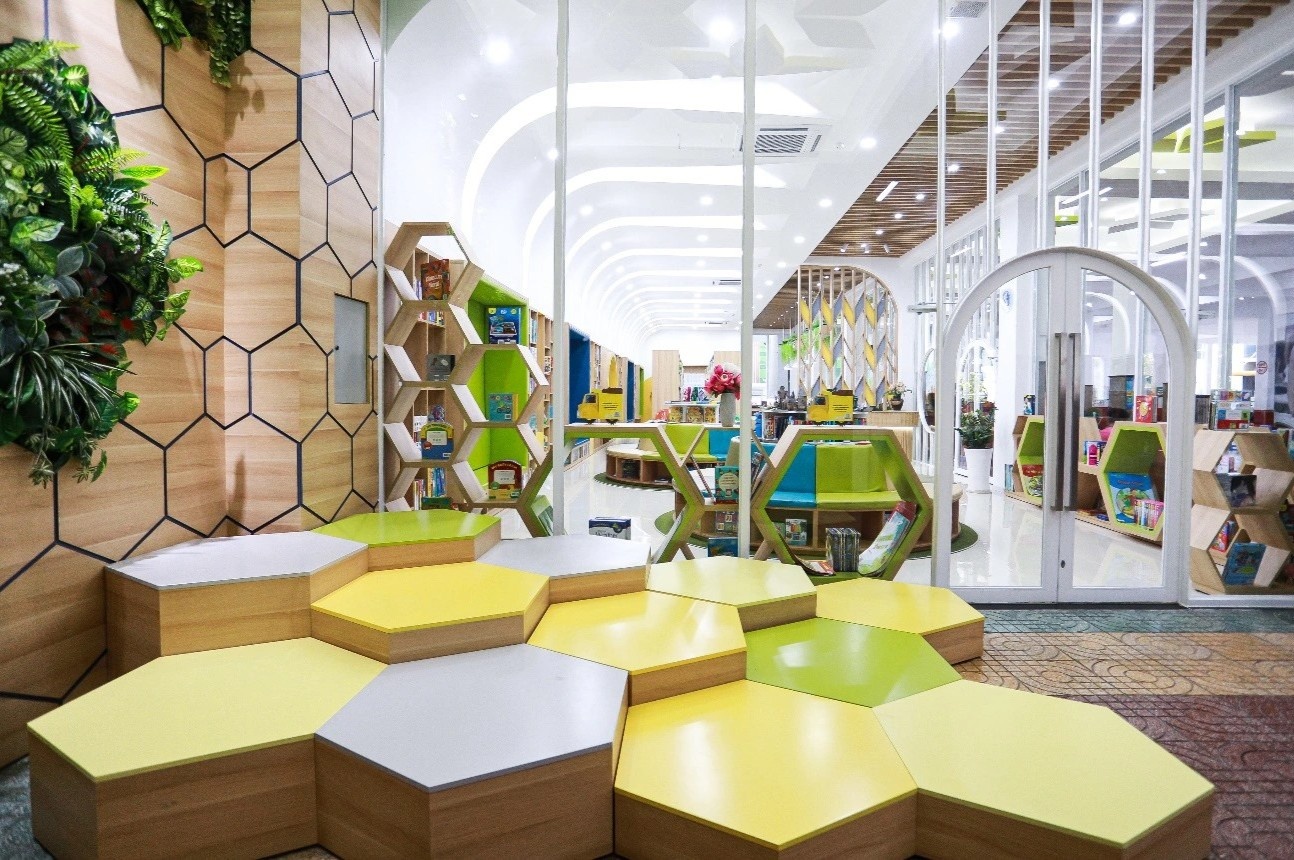 Thu vien da sac mau tai Asian School hinh anh