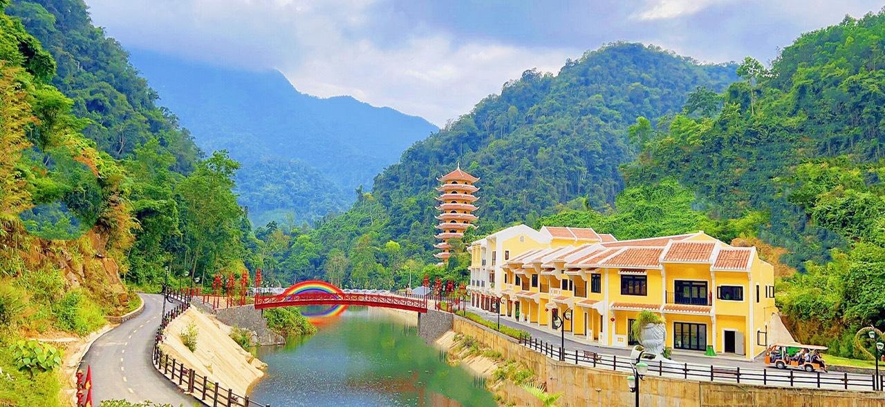 Cong Troi Dong Giang hut du khach trong ngay dau mo cua hinh anh