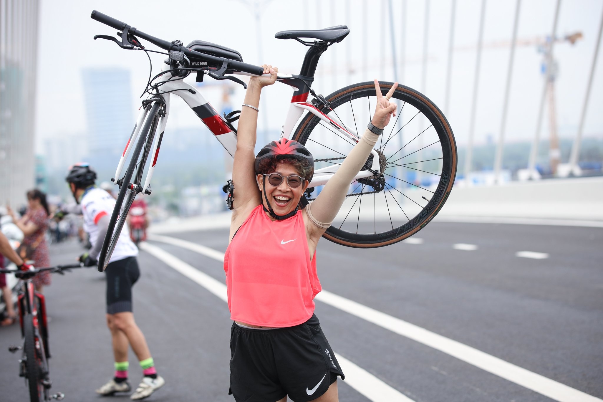 Nguoi dan TP.HCM check-in tai cau Thu Thiem 2 trong ngay nghi le hinh anh