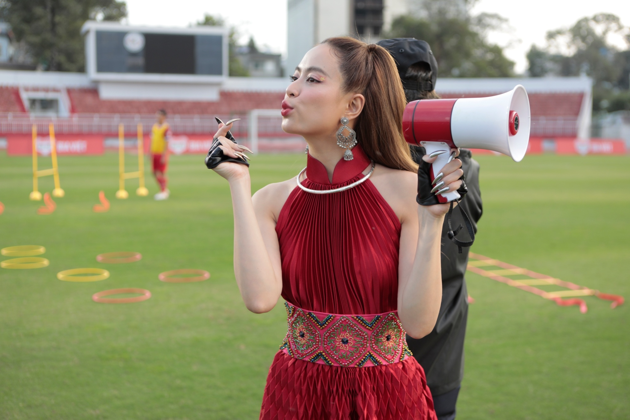 Hoang Thuy Linh bat tay Karik ra MV moi? hinh anh