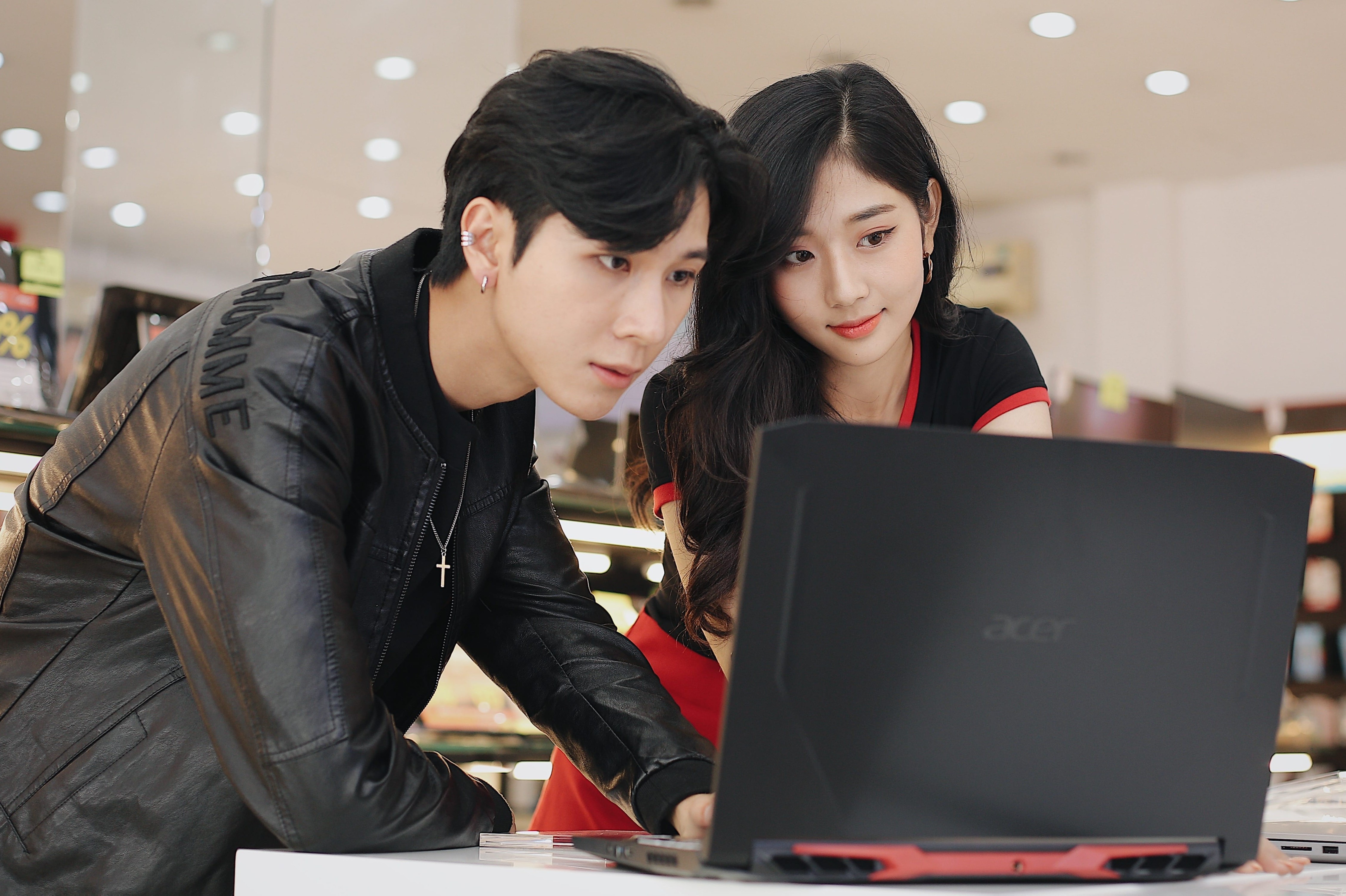 FPT Shop giam gia, tang bo qua 1,5 trieu cho khach mua laptop gaming hinh anh