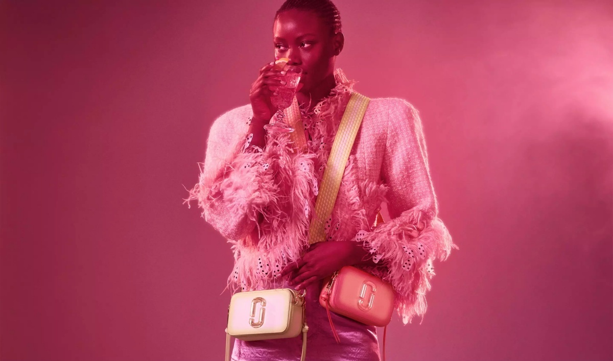 Nhung chiec tui mau neon thap sang phong cach he hinh anh