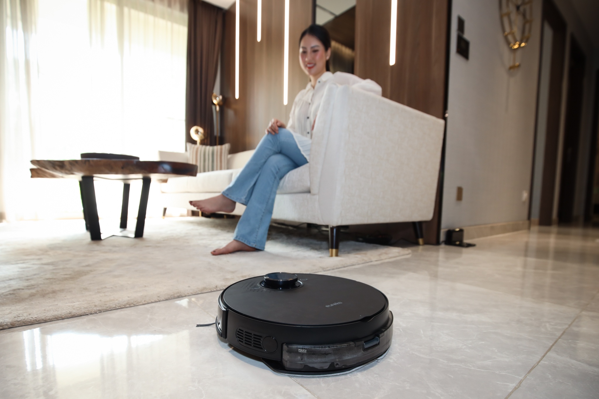 Robot hut bui Eureka NER 800 tu dieu huong, lap ban do thoi gian thuc hinh anh