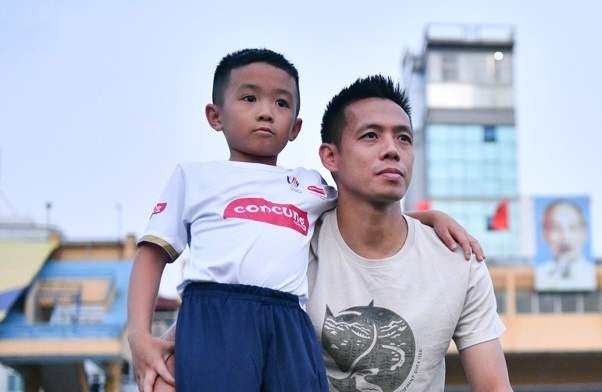 Con trai Van Quyet cung U23 Viet Nam ra quan tai SEA Games 31 hinh anh