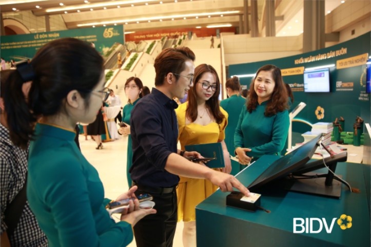 Rut tien can cuoc cong dan anh 2