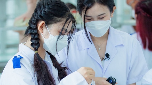 Hoc khoi nganh suc khoe co ap luc nhu loi don? hinh anh