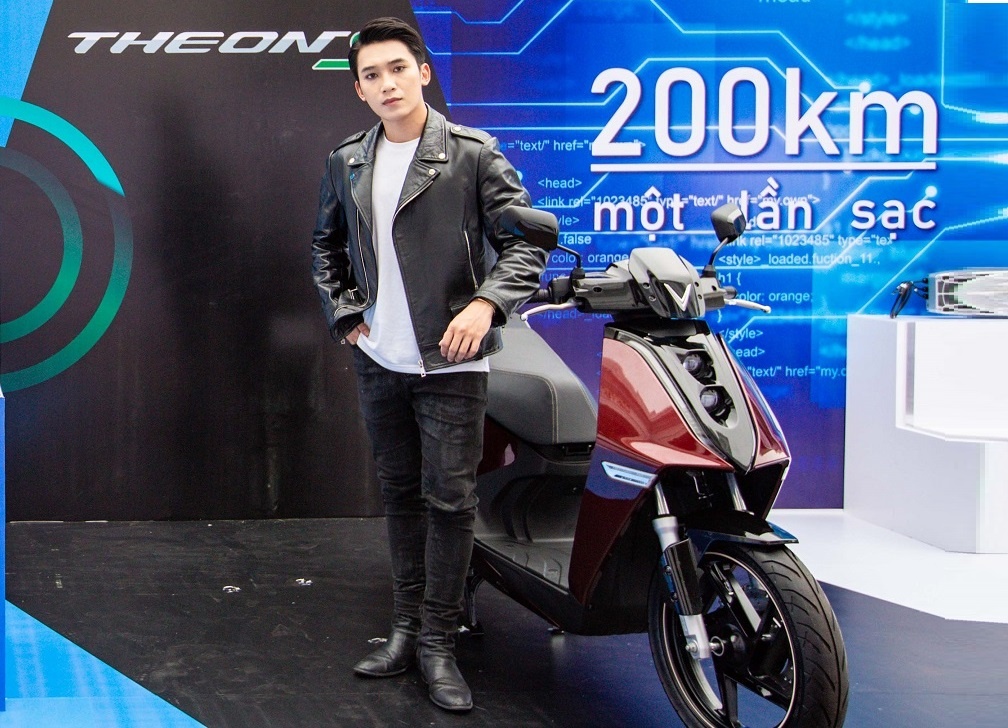 Trai nghiem xe may di 200 km moi lan sac cua VinFast tai TP.HCM hinh anh