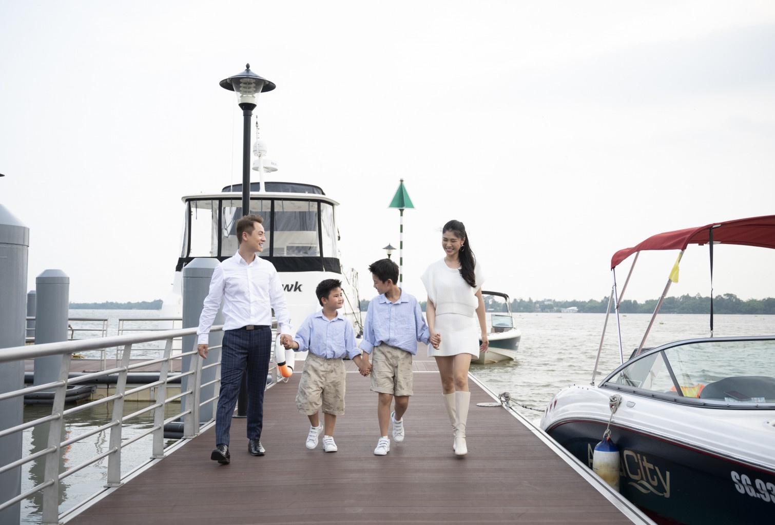 Dang Khoi dua vo con den tham khong gian song tuong lai tai Aqua City hinh anh