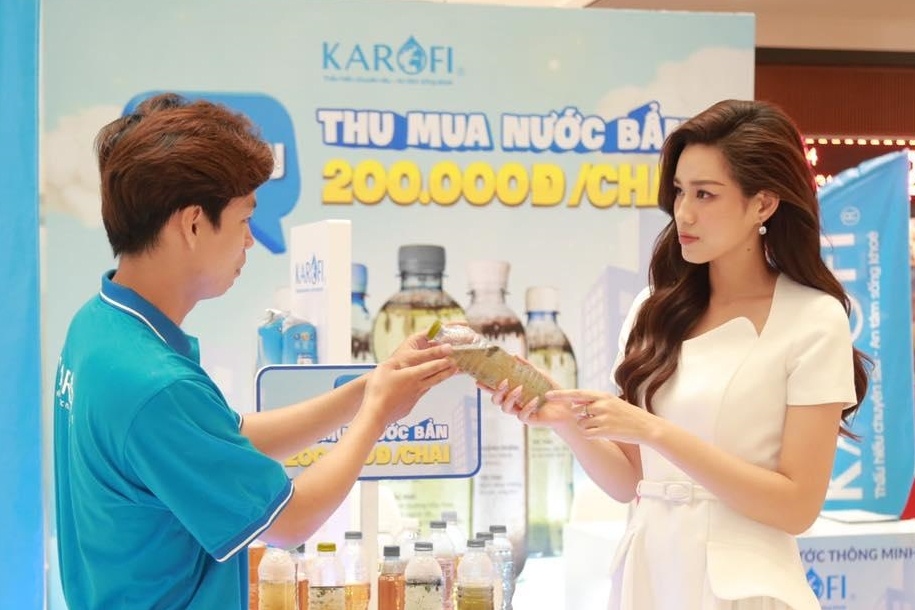 Karofi thu mua nuoc ban voi gia tri 200.000 dong/chai hinh anh