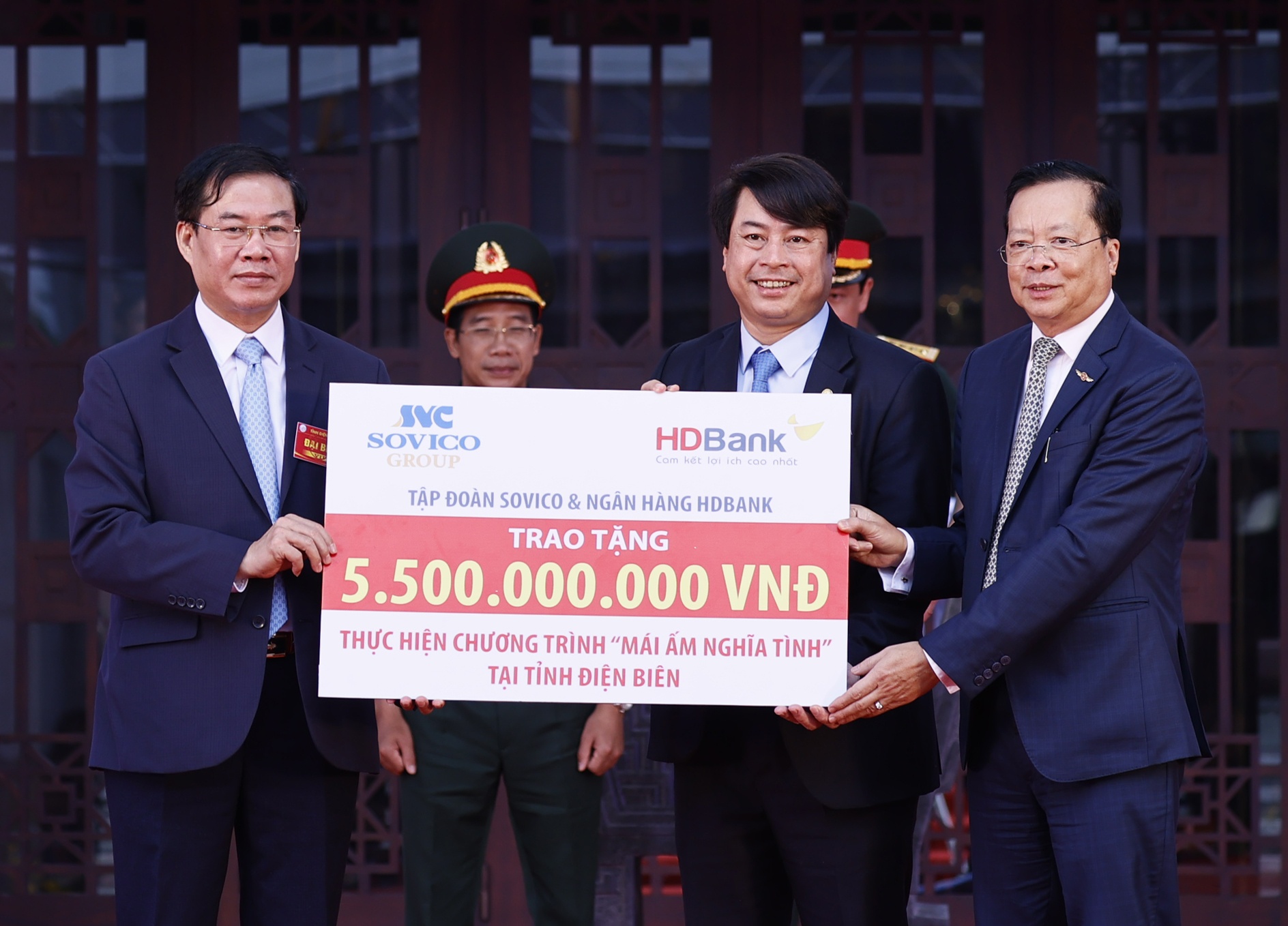 HDBank trao kinh phi xay 100 nha tinh nghia cho tinh Dien Bien hinh anh