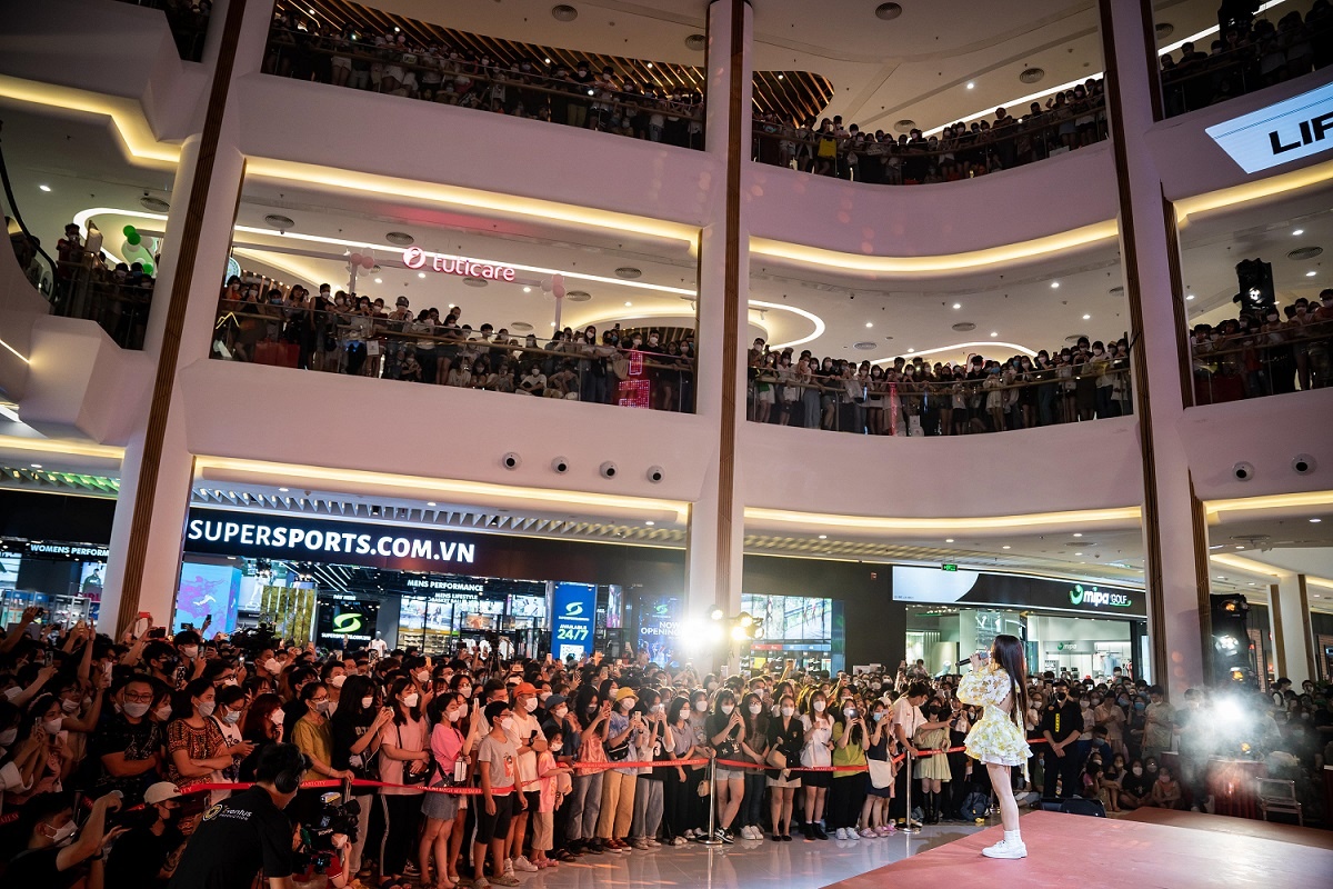 Vincom Mega Mall Smart City,  TTTM phia tay Ha Noi anh 1