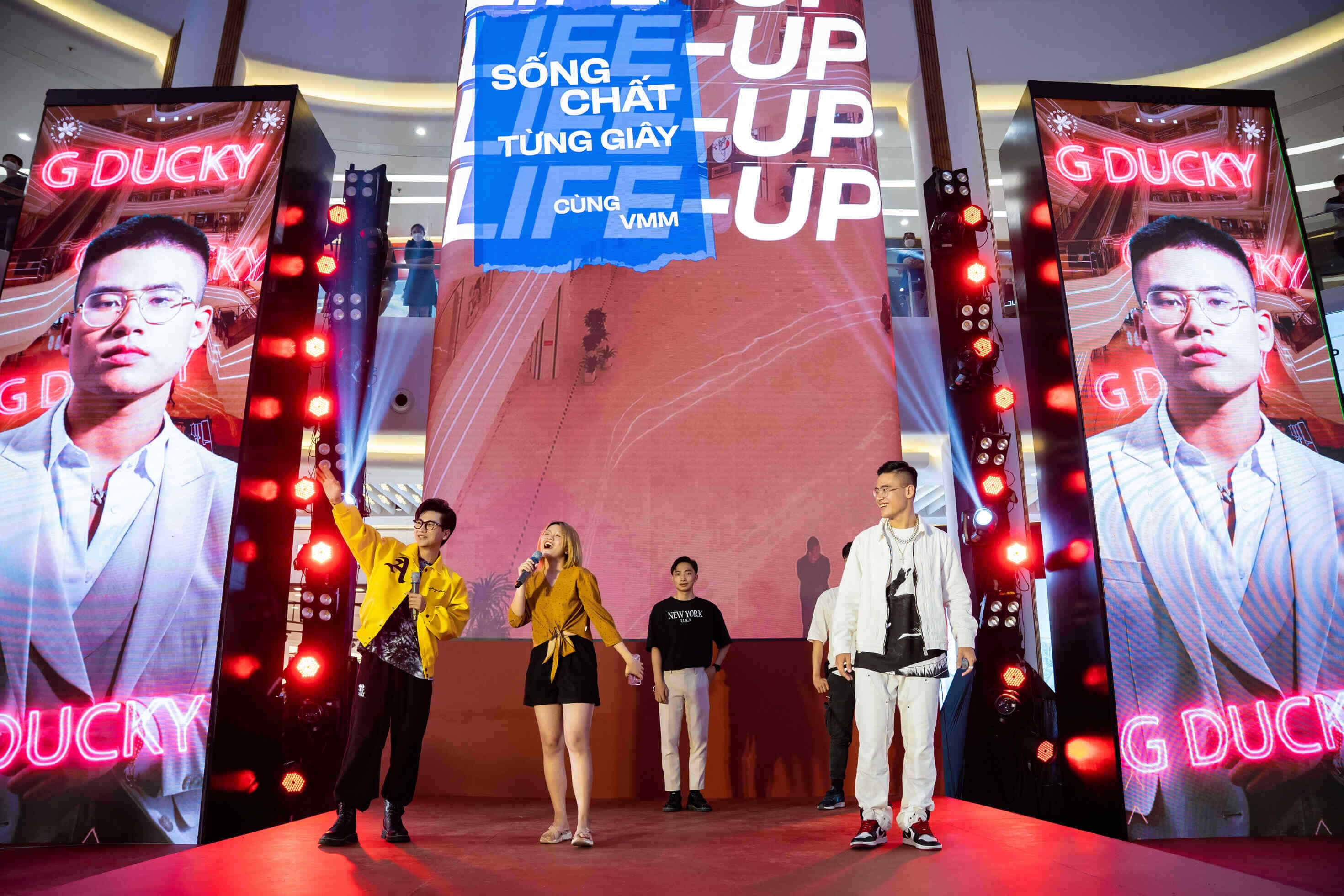 Vincom Mega Mall Smart City,  TTTM phia tay Ha Noi anh 2