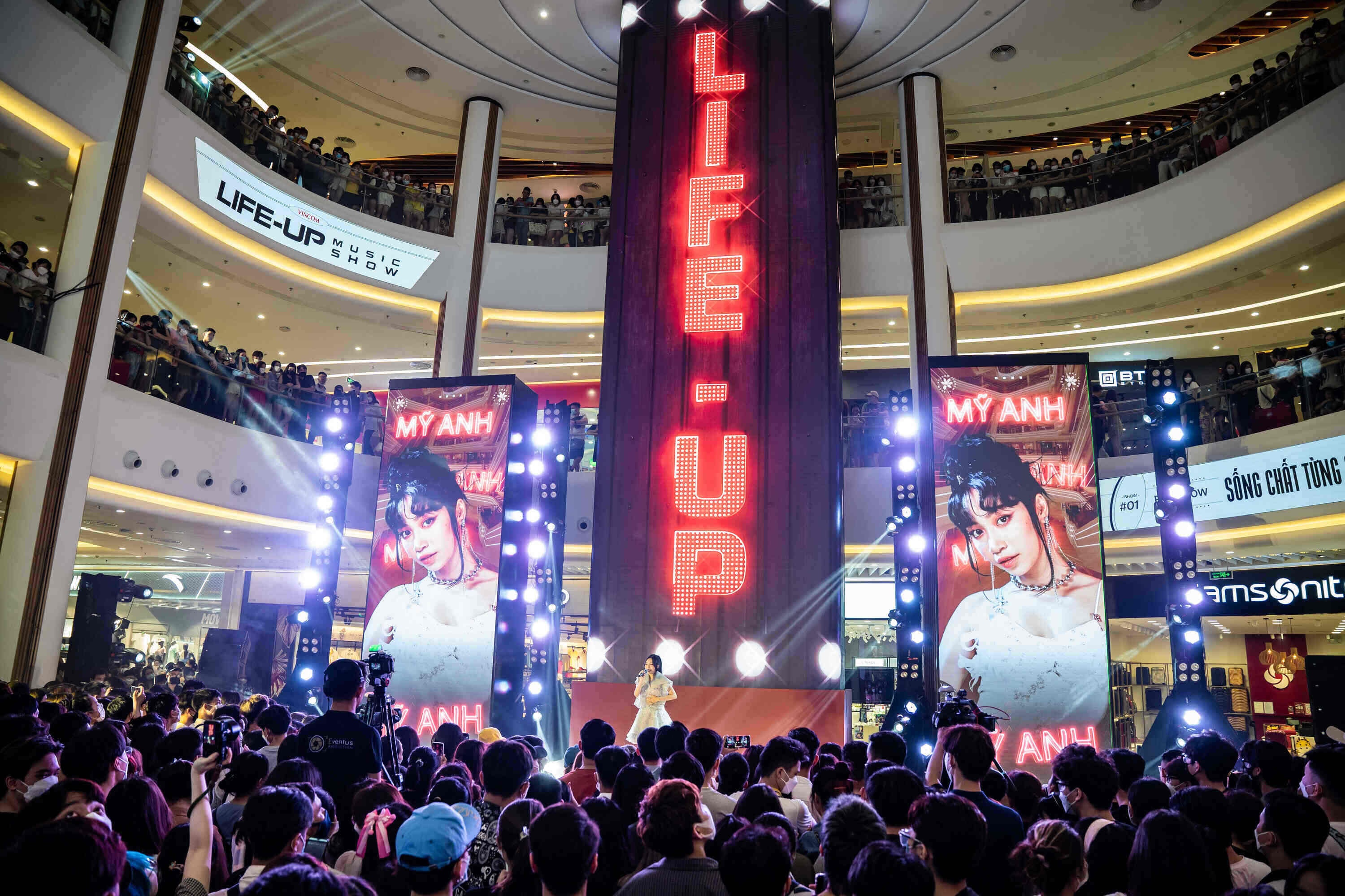 Vincom Mega Mall Smart City,  TTTM phia tay Ha Noi anh 4