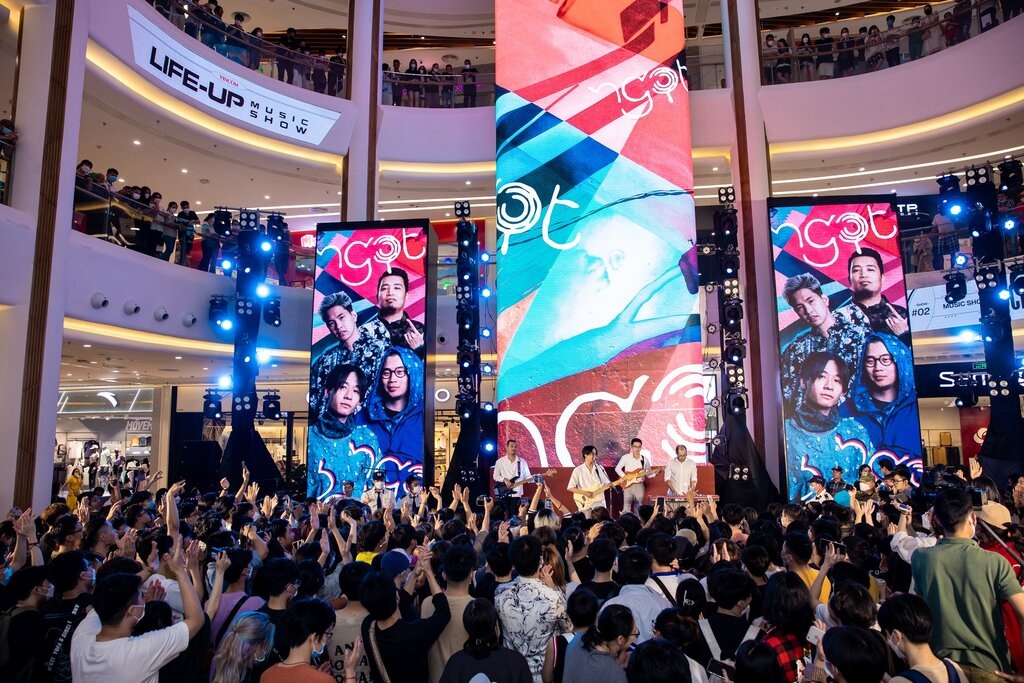 Vincom Mega Mall Smart City,  TTTM phia tay Ha Noi anh 5