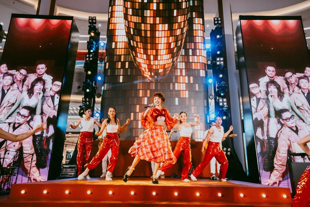 Vincom Mega Mall Smart City,  TTTM phia tay Ha Noi anh 7