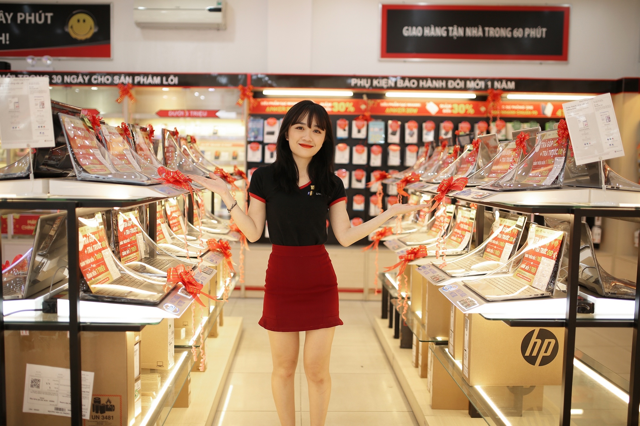 Trung tam laptop FPT Shop giam den 50% nhan tuan le vang hinh anh