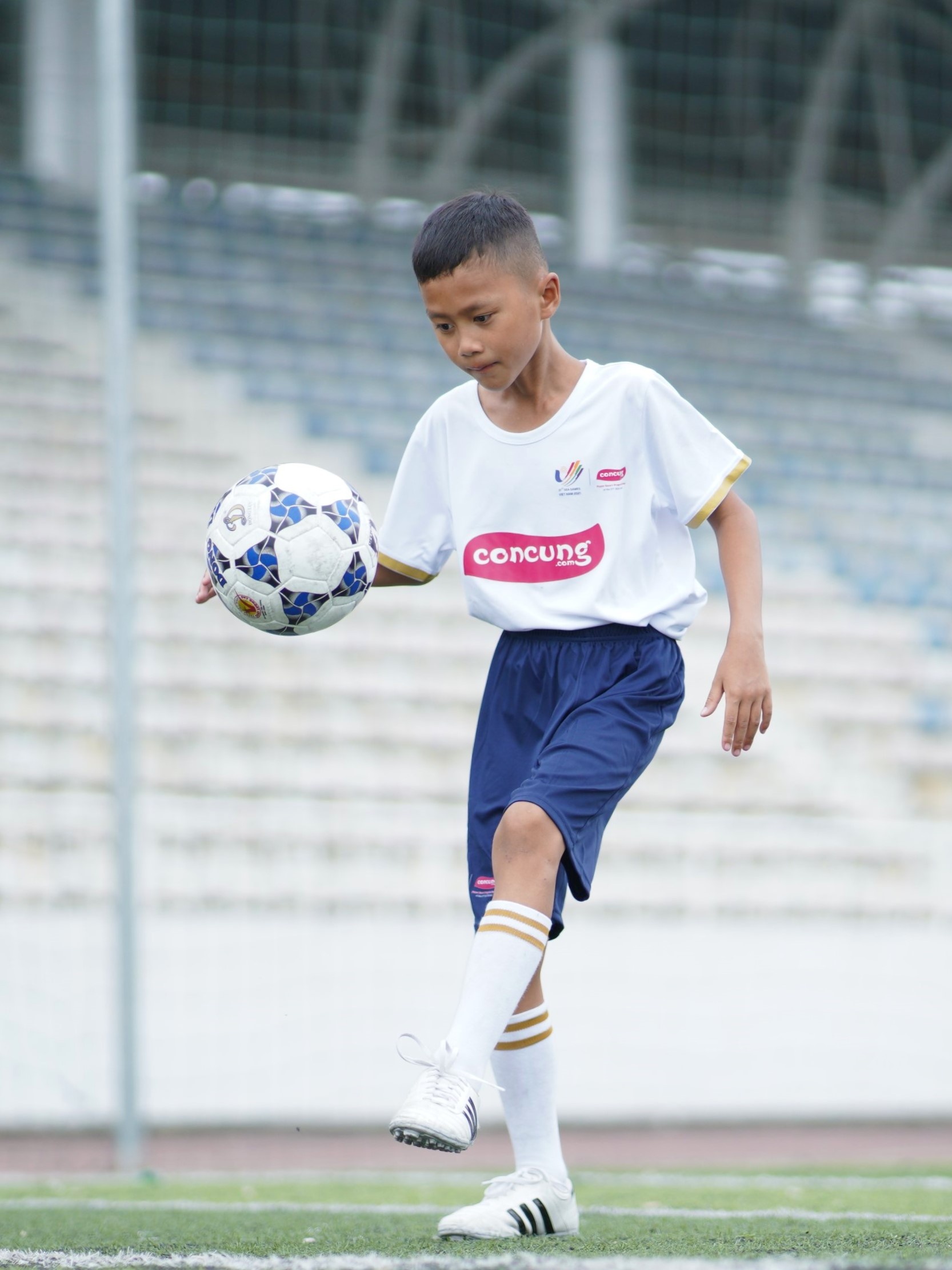 Em bé tháp tùng tuyển thủ ảnh 2 Em be thap tung tuyen thu anh 2