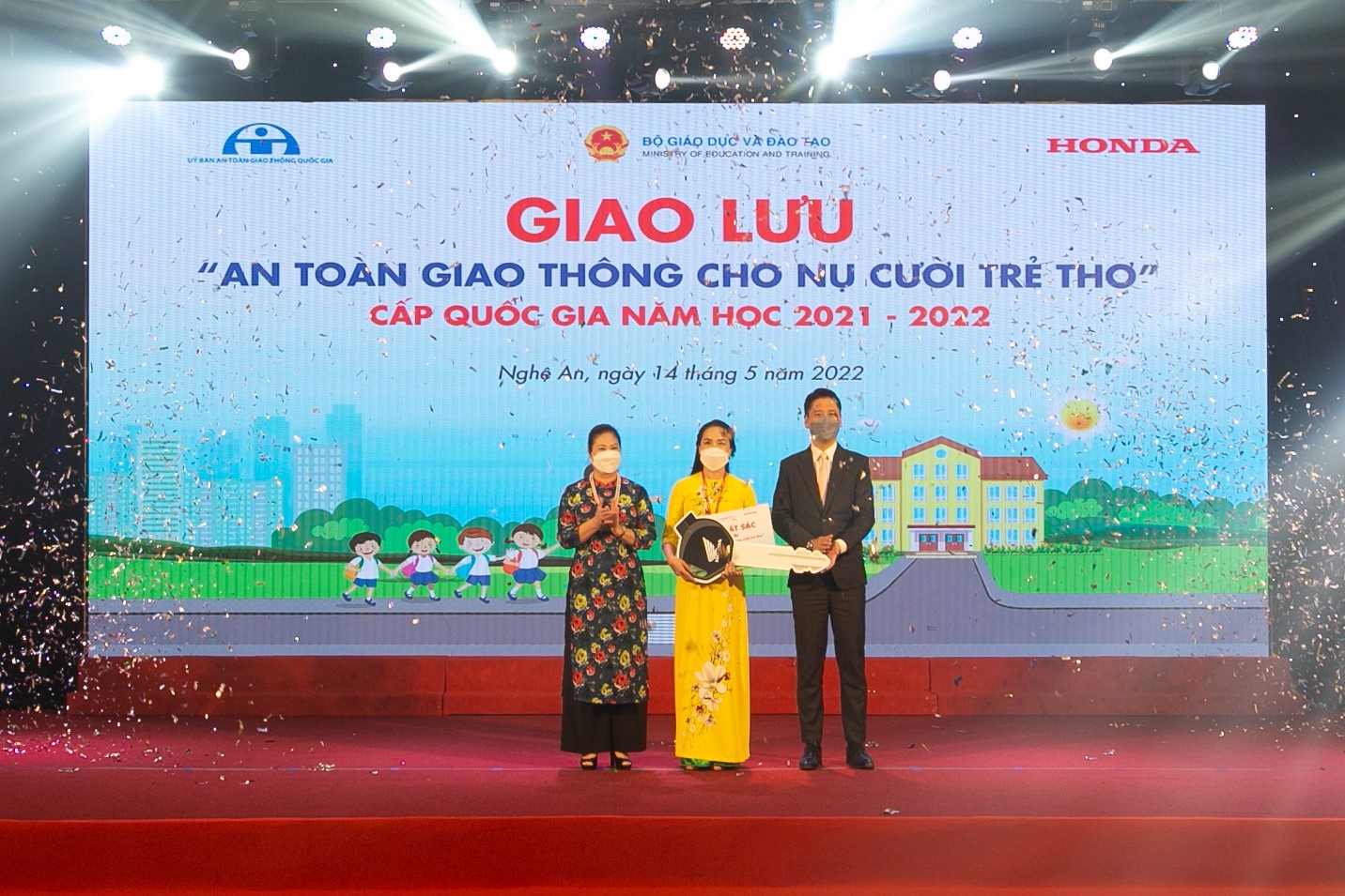 Honda Viet Nam,  An toan giao thong cho nu cuoi tre tho anh 3