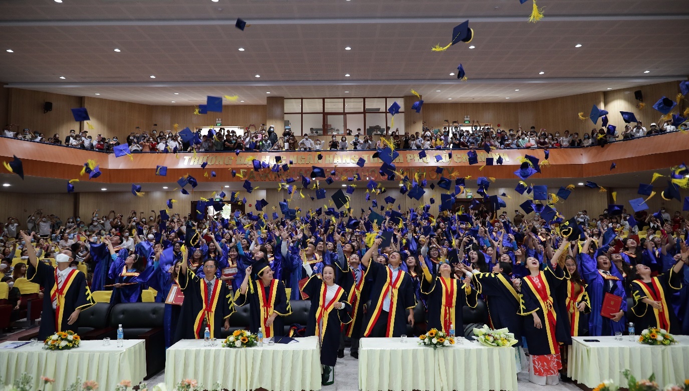 Dai hoc Ngan hang anh 4