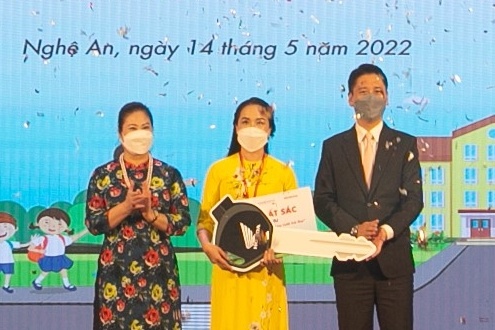 Honda Viet Nam trao gan 1.600 giai tai 'ATGT cho nu cuoi tre tho' hinh anh