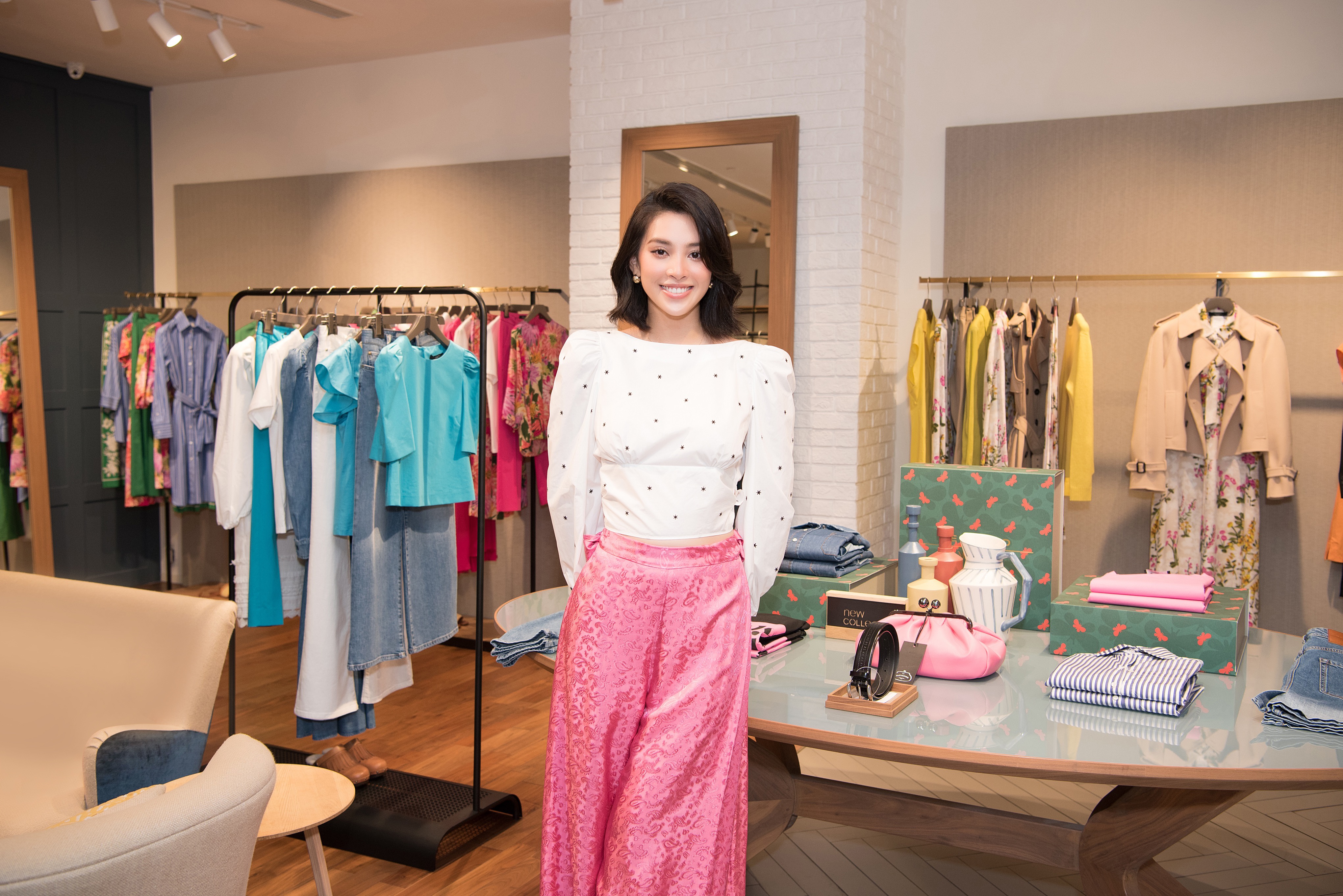 Hoa hau Tieu Vy anh 1