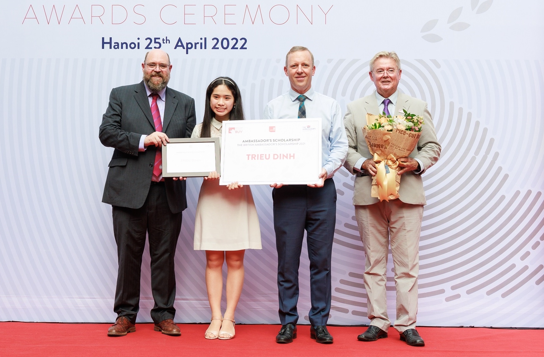 Nhung quan quan tai nang cua hoc bong Dai su Vuong Quoc Anh hinh anh