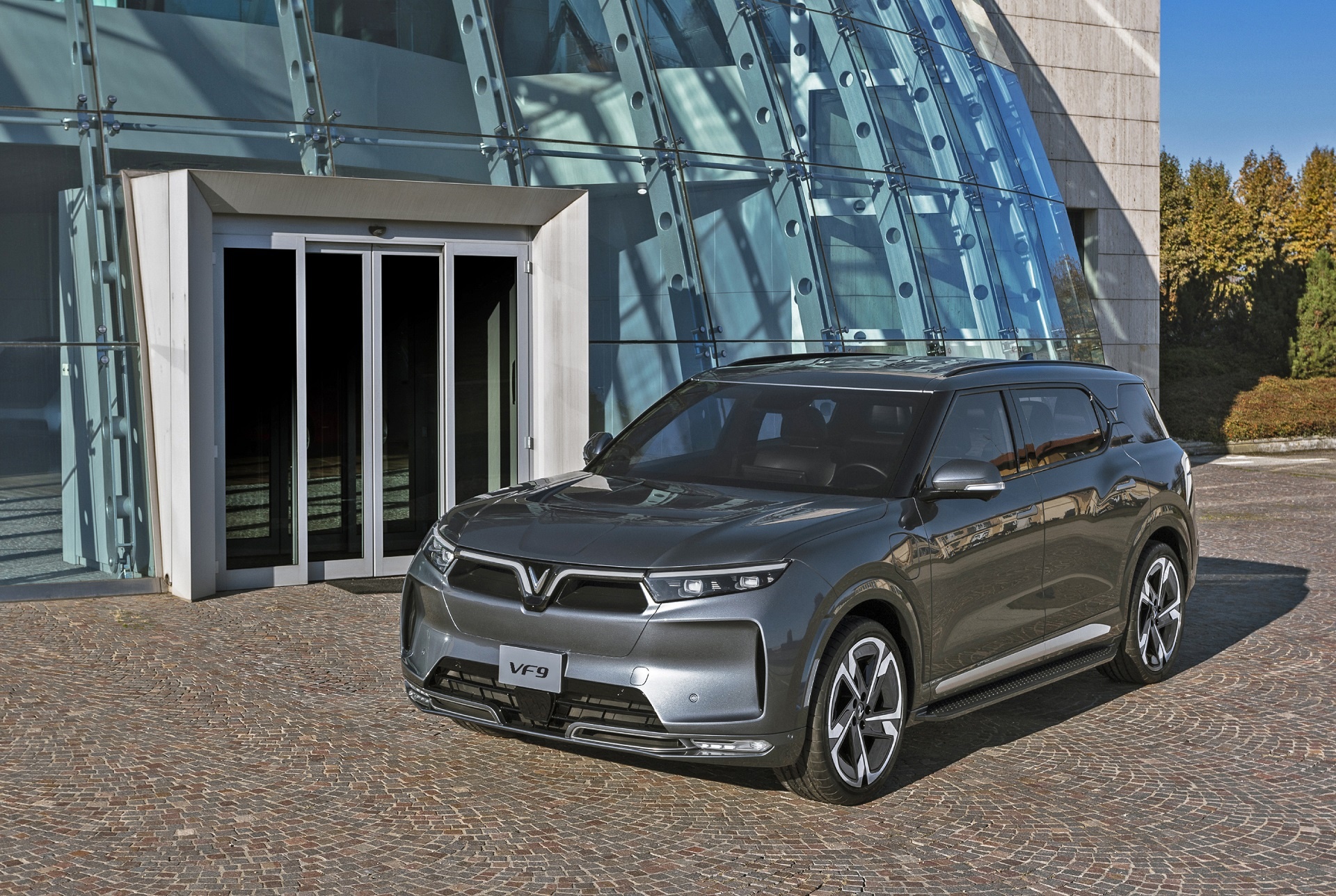 Cong bo giai phap tai chinh cho thue xe VF 8 va VF 9 tai chau Au hinh anh