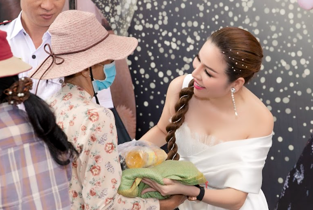 CEO Cong ty Long Hoang tang 500 phan qua cho nguoi kho khan hinh anh