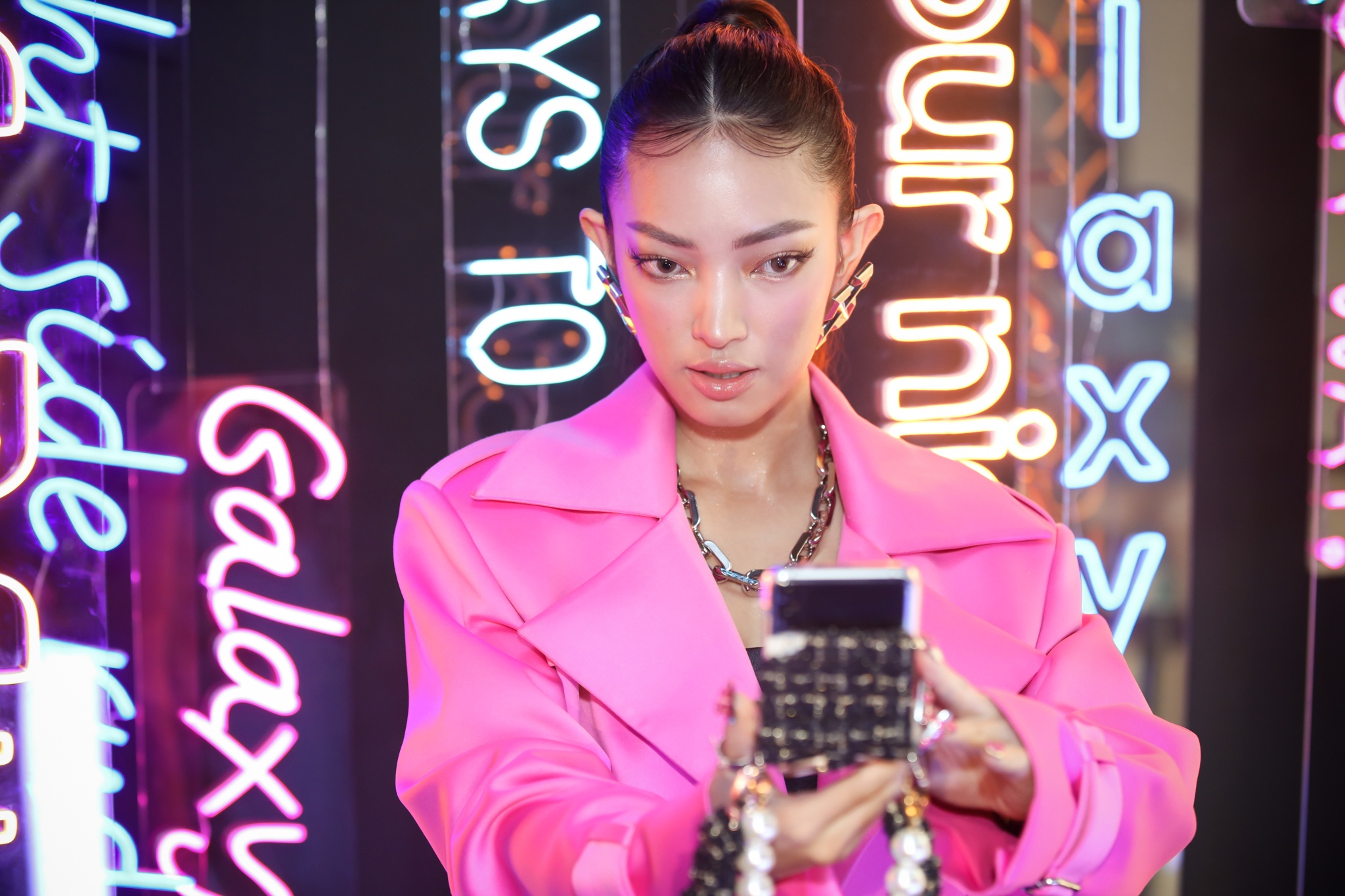 Gioi tre hao hung tham gia trai nghiem tai Galaxy Pop-up Store hinh anh