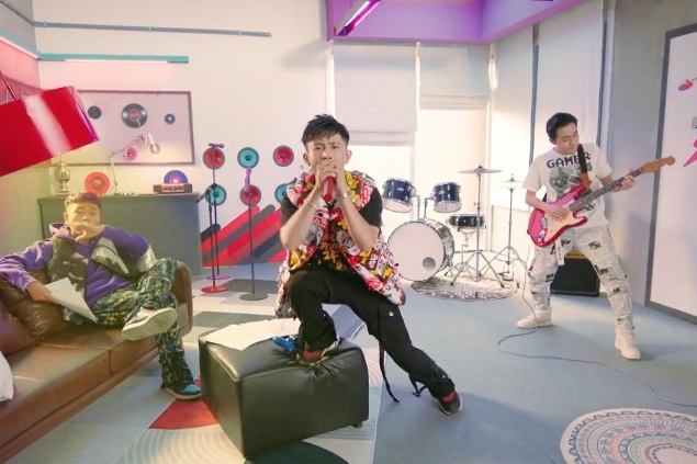 Lil'Wuyn, Ricky Star, Cris Phan bung no trong MV 'Qua day quay di' hinh anh