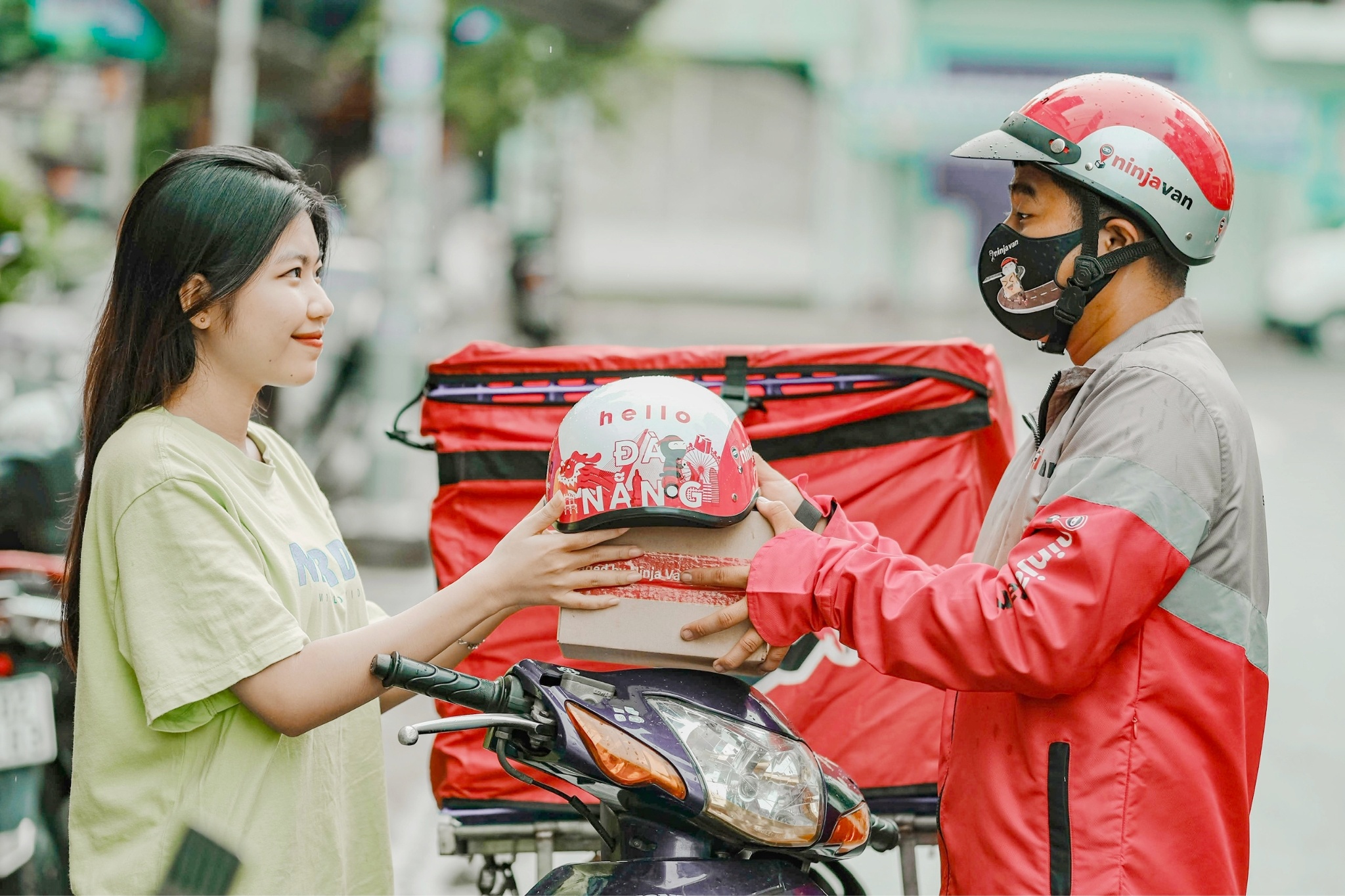 Chao san Da Nang, Ninja Van tang qua cho nguoi tieu dung hinh anh